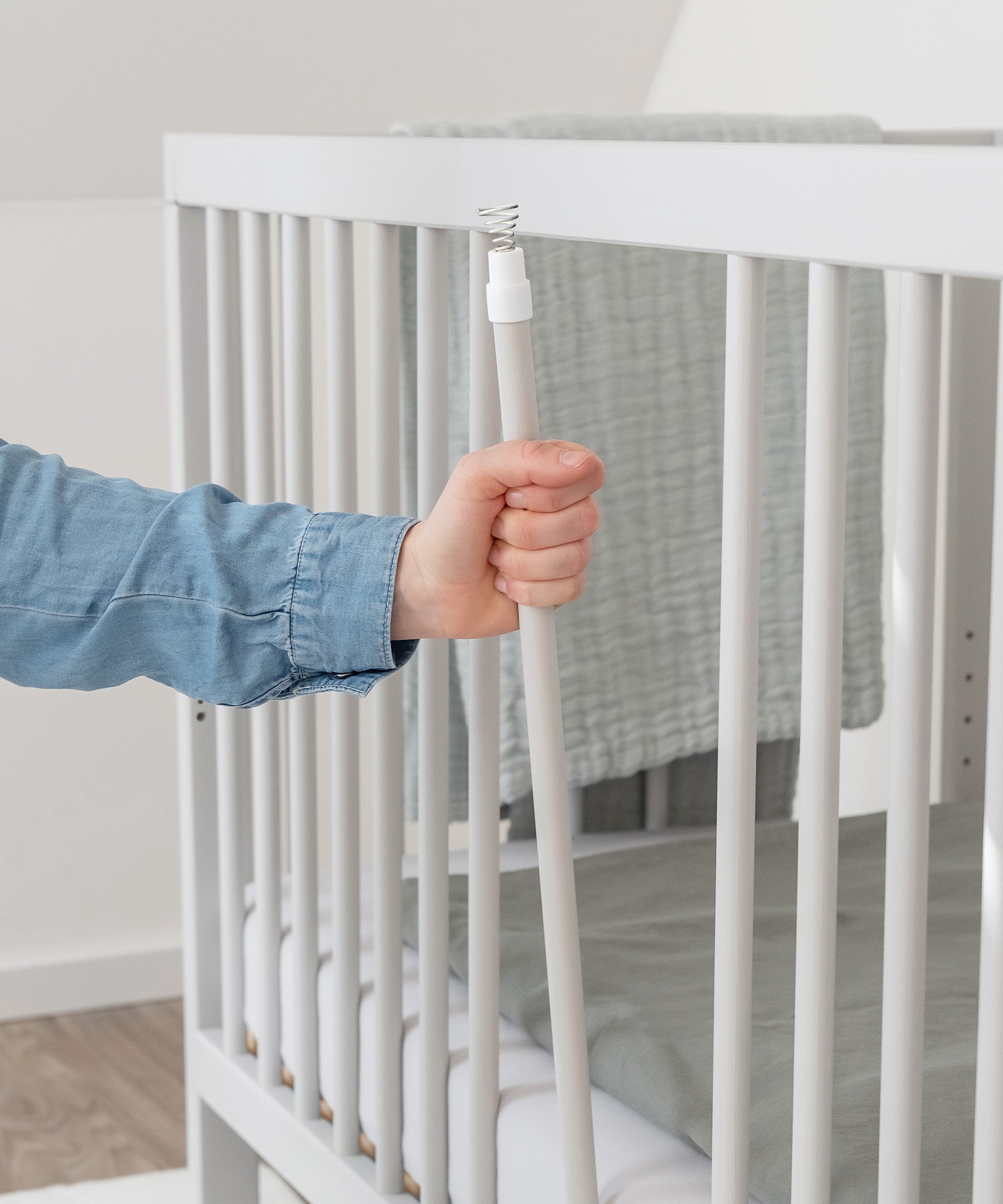 ehrenkind-babybett-pur-hellgrau-aus-massiver-buche image 6