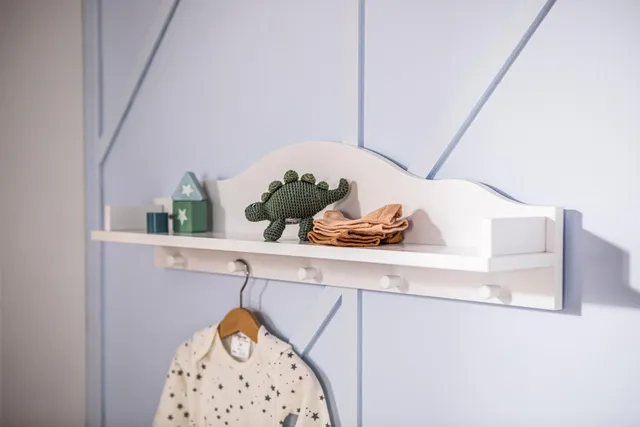 puckdaddy-wandregal-frederik-wei-wolken-design-kinderzimmer-mdf-5-kleiderhaken-6 image 1