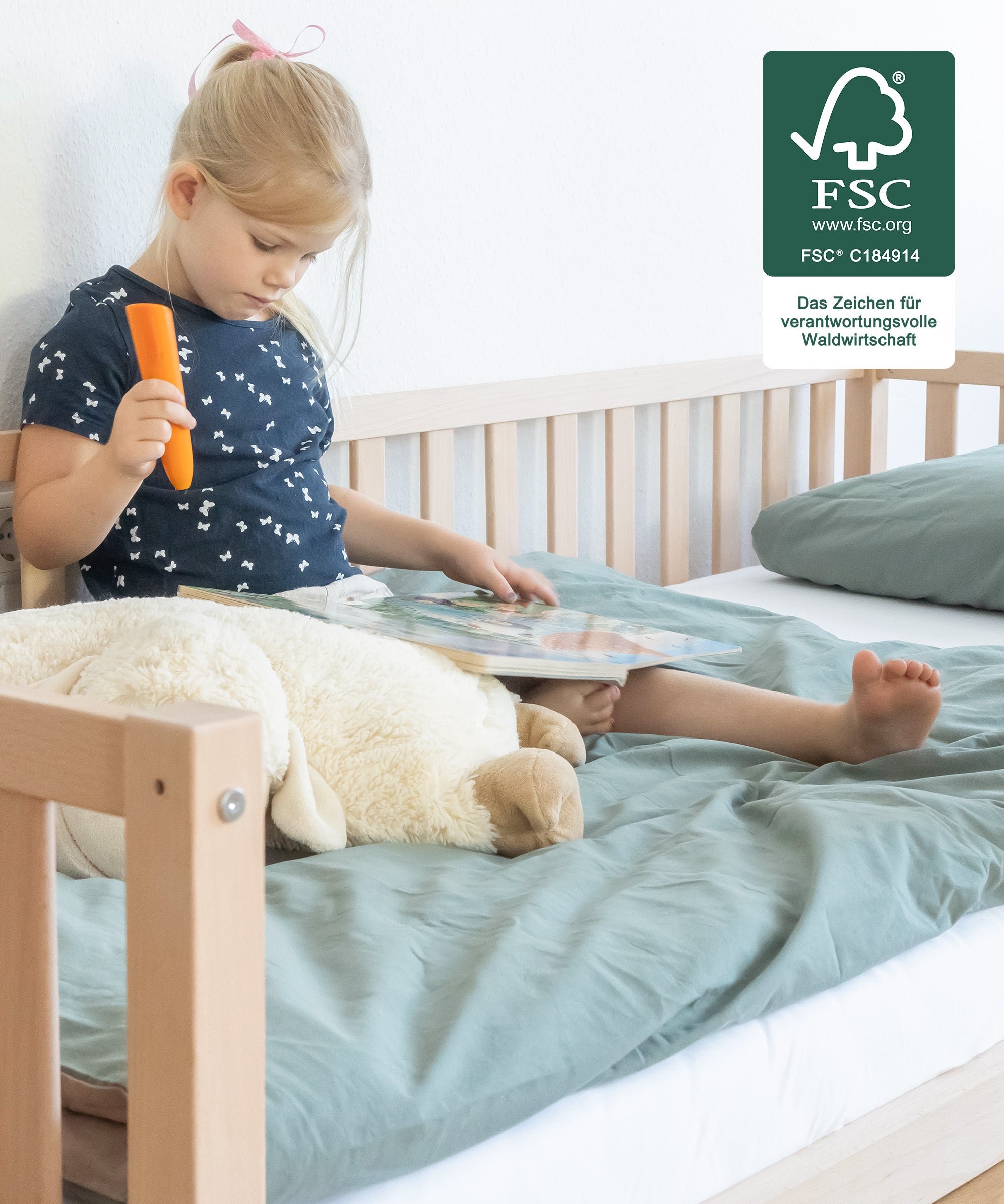 ehrenkind-bodenbett-livo-buche-natur-montessori-inspiriertes-kinderbett-mit-roll image 3