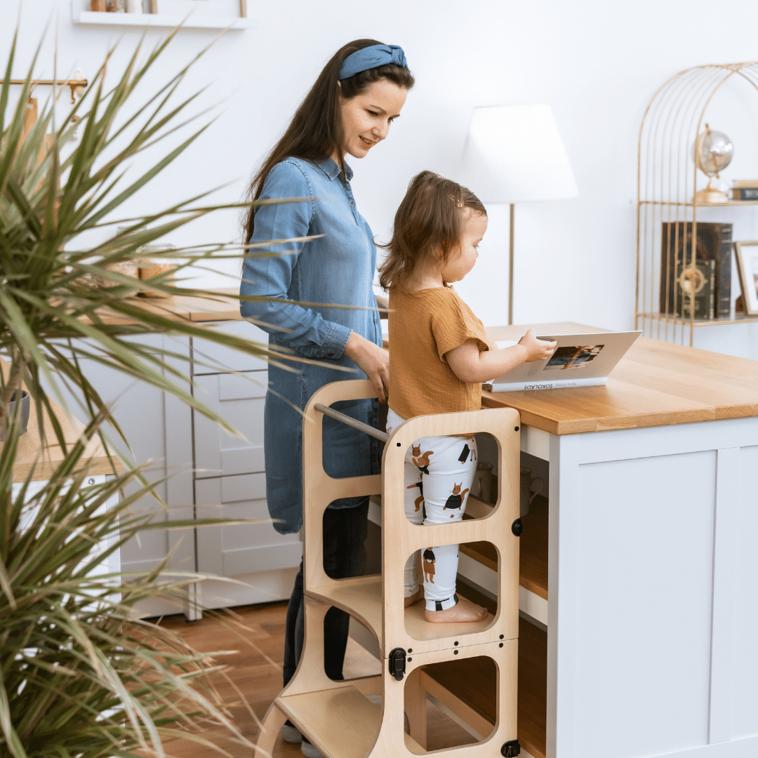 ette-tete-step-n-sit-wandelbarer-montessori-lernturm-und-tisch-2-in-1-aus-holz image 3