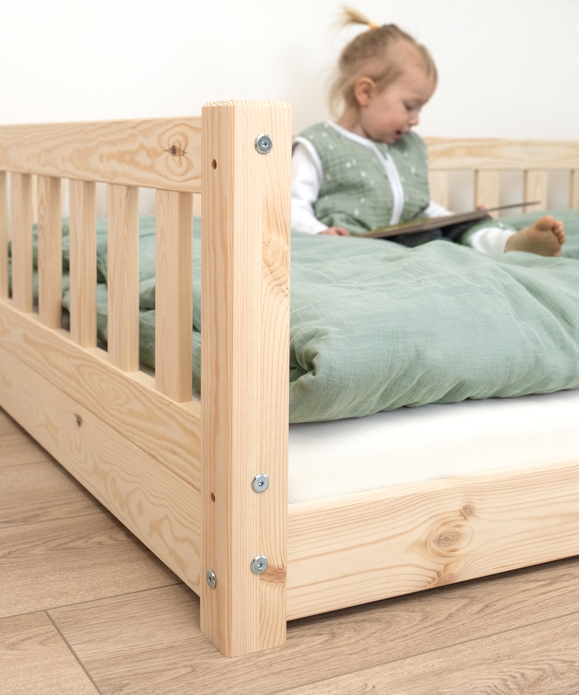 ehrenkind-bodenbett-lille-aus-massiver-kiefer-natur-inkl-rollrost-montessori-ins image 6