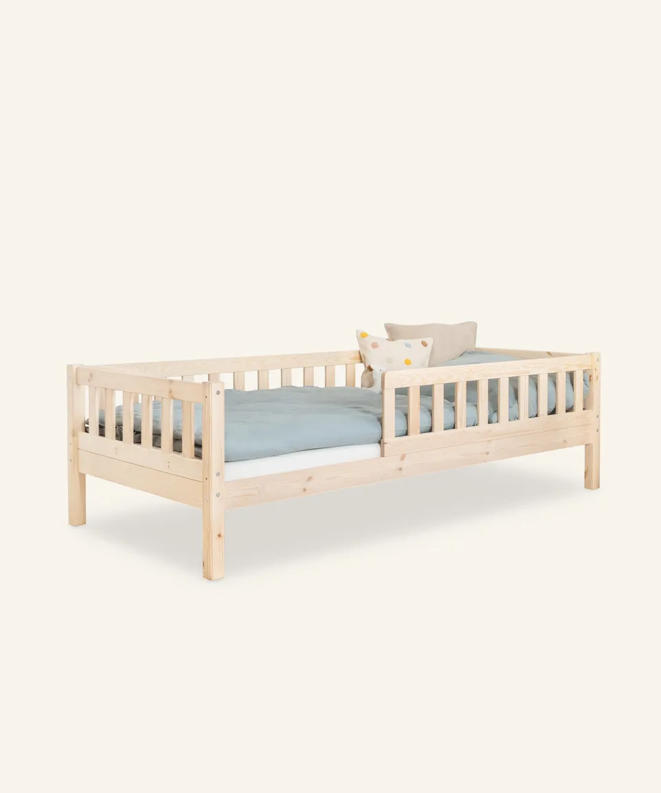 ehrenkind-kinderbett-lille-90-200-cm-aus-kiefer-natur-mit-rausfallschutz image 1