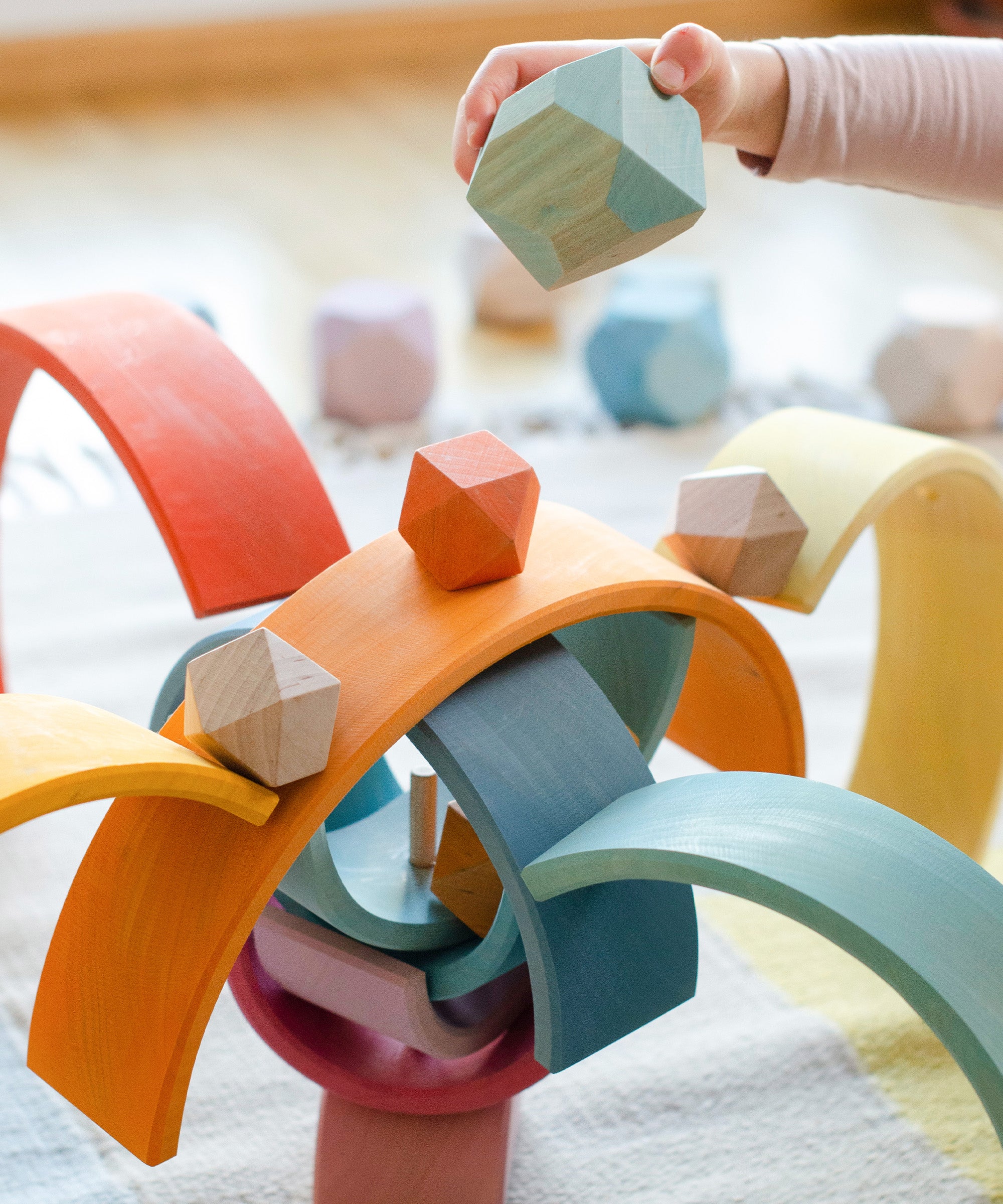 ehrenkind-regenbogen-aus-erlenholz-montessori-stapelspielzeug-11-b-gen-handgefer image 8