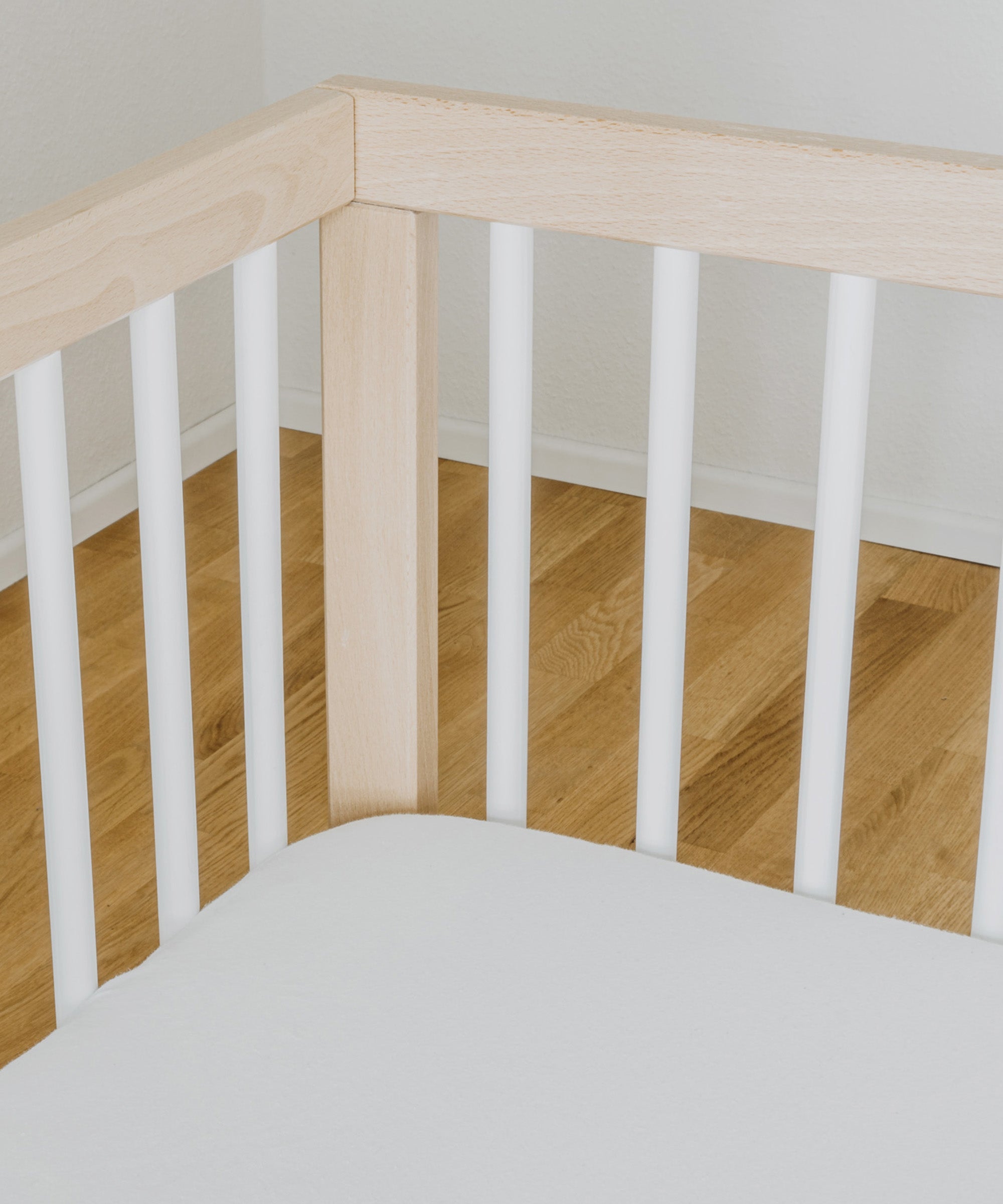ehrenkind-babybett-pur-h-henverstellbares-gitterbett-aus-buchenholz-natur-wei image 3