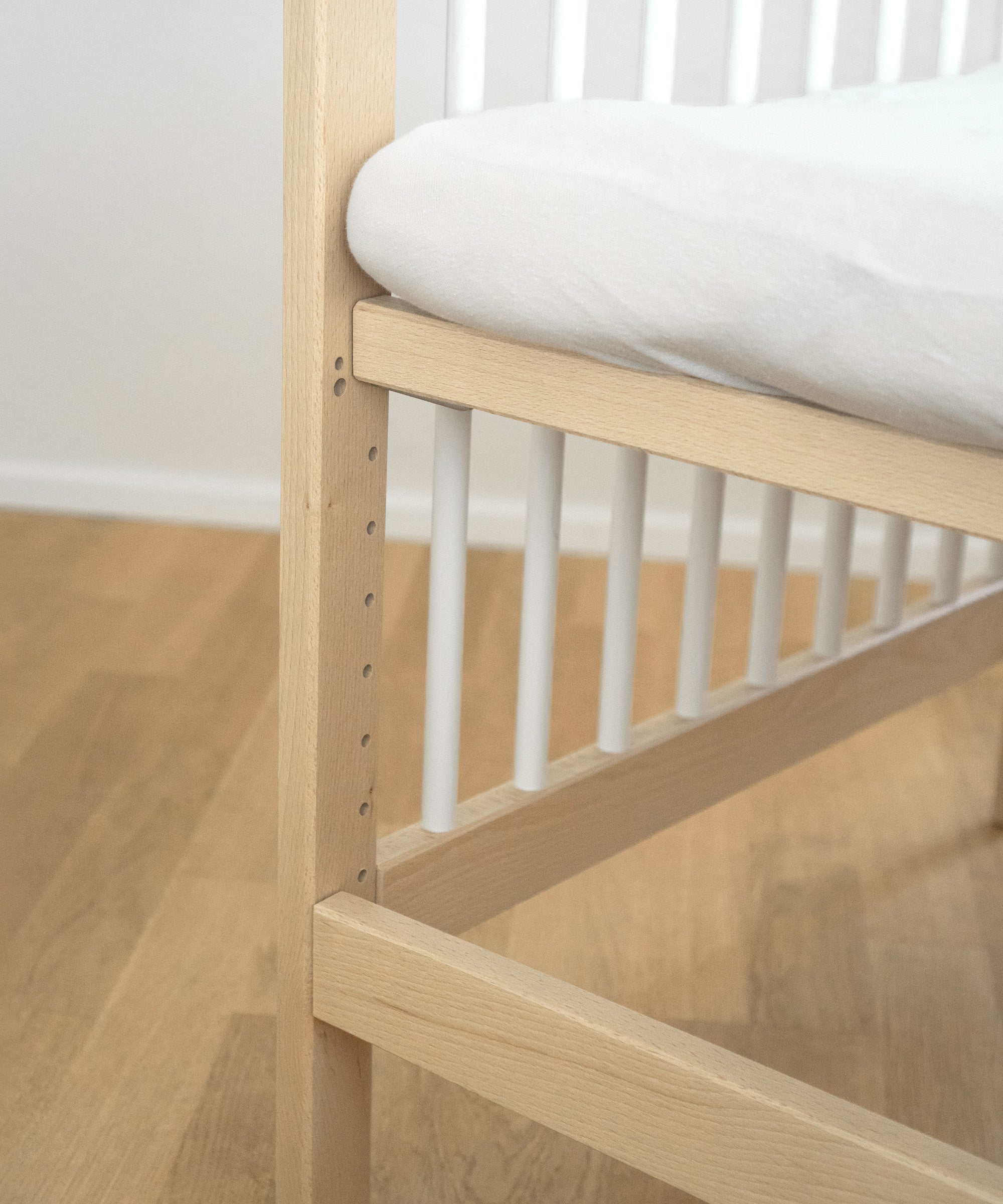 ehrenkind-babybett-pur-h-henverstellbares-gitterbett-aus-buchenholz-natur-wei image 5