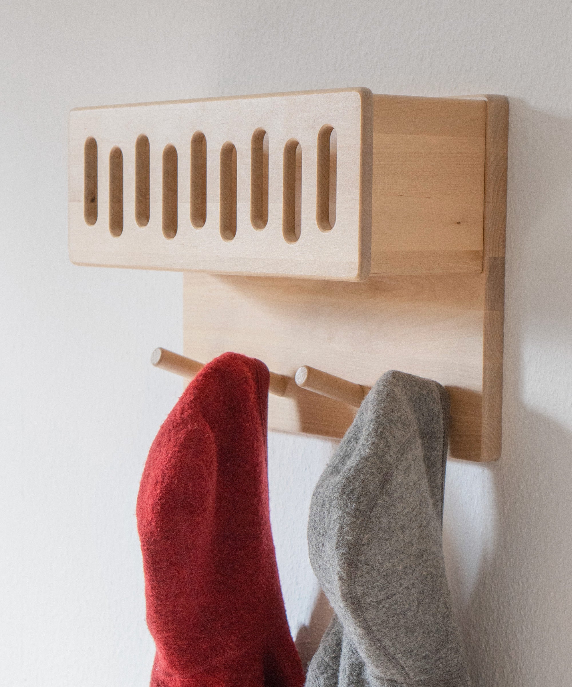 ehrenkind-kindergarderobe-aus-birkenschichtholz-mit-ablagefach-und-buchenholz-ha image 3