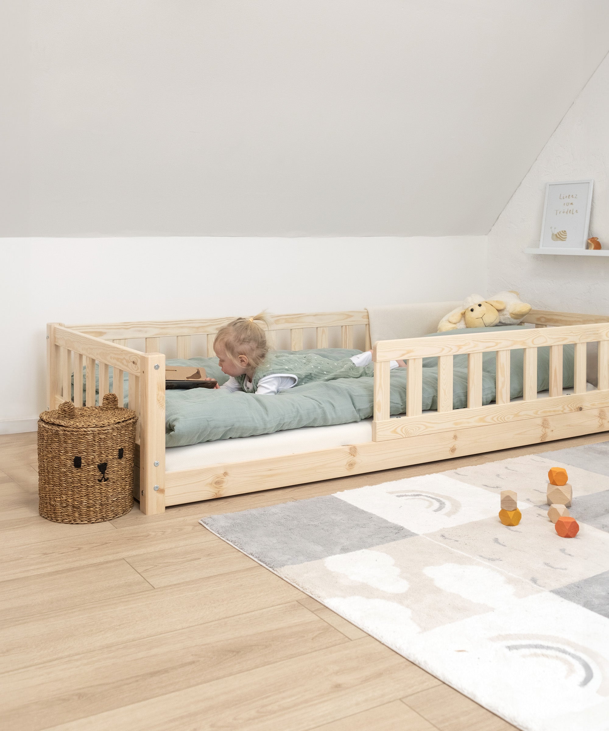 ehrenkind-bodenbett-lille-aus-massiver-kiefer-natur-inkl-rollrost-montessori-ins image 2