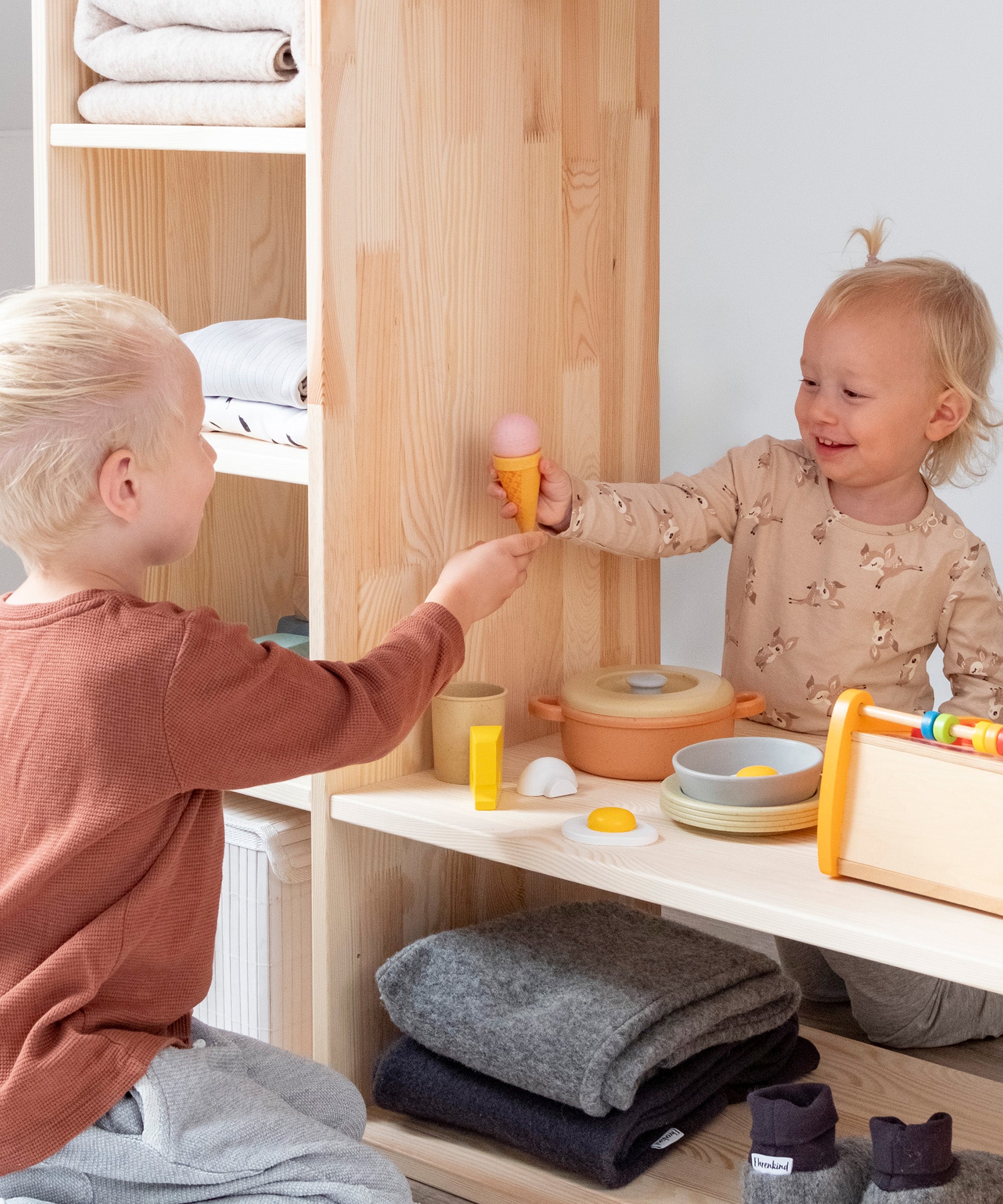 ehrenkind-montessori-kleiderschrank-kiefer-kinderzimmerschrank-zur-selbstst-ndig image 8