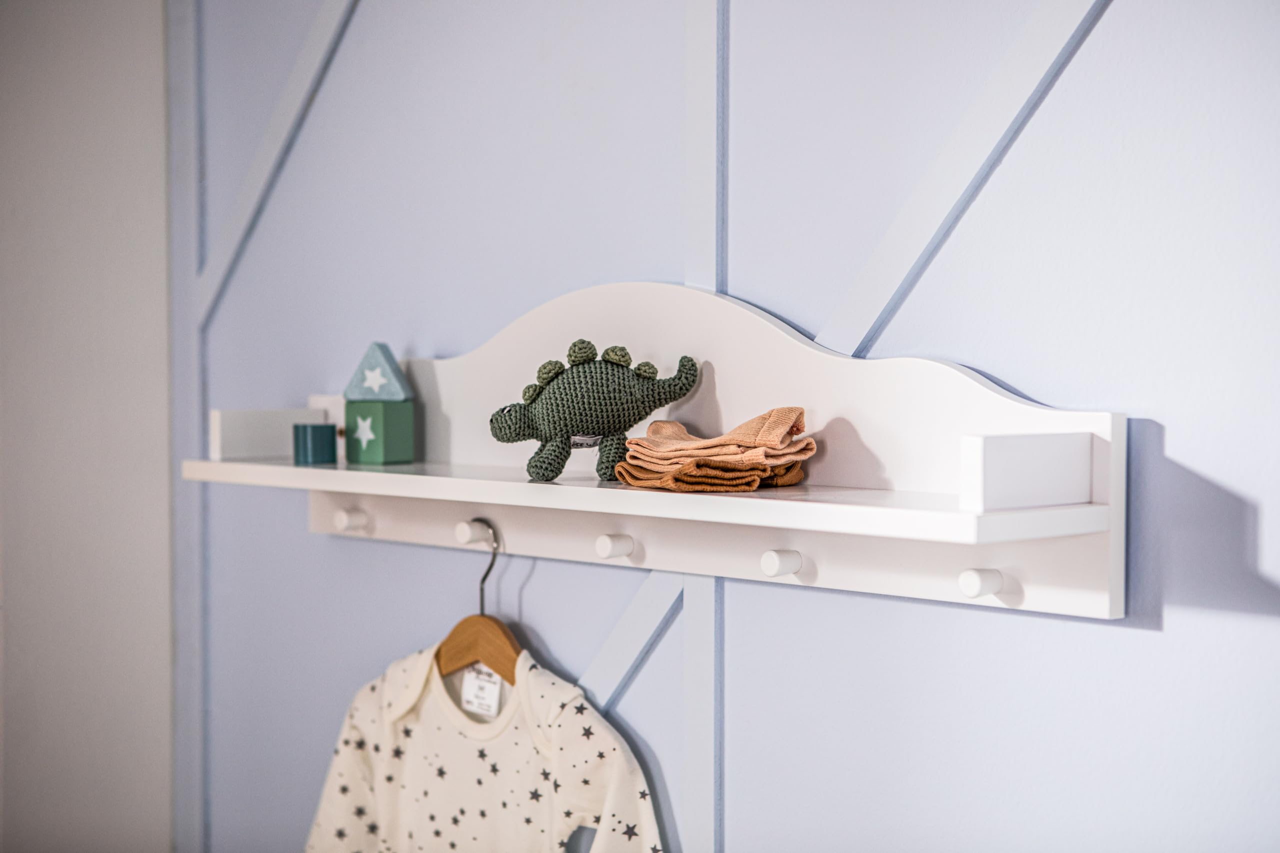 puckdaddy-wandregal-frederik-wei-wolken-design-kinderzimmer-mdf-5-kleiderhaken-6 image 1